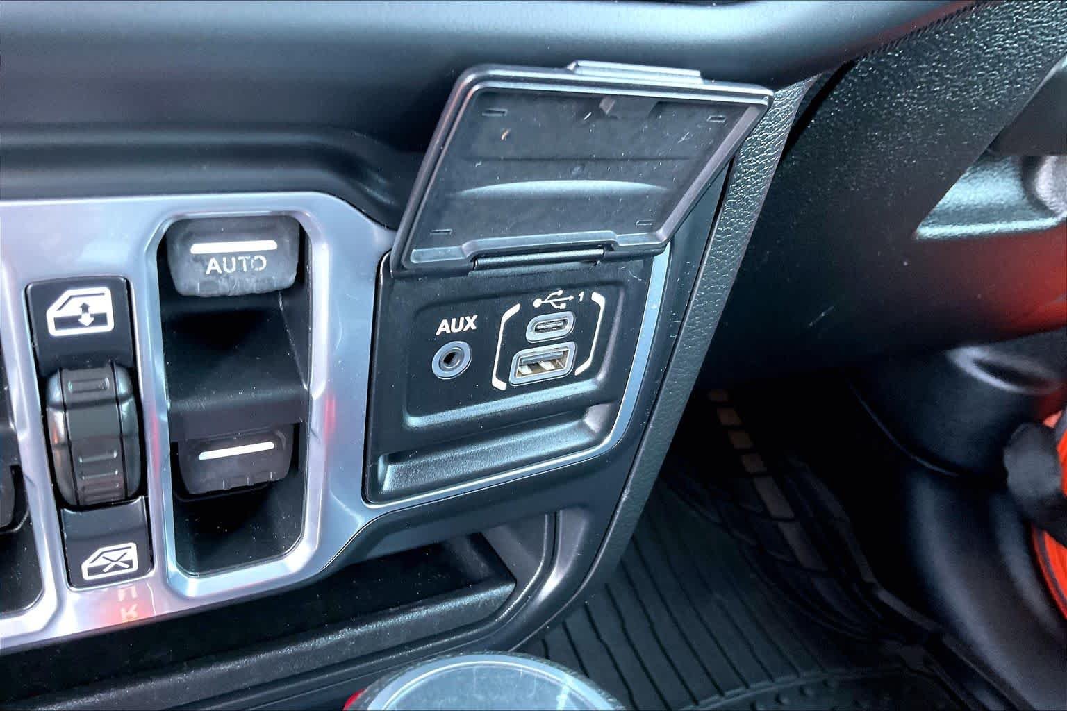 Used 2018 Punk'n Clearcoat Metallic Jeep Sport S image 31