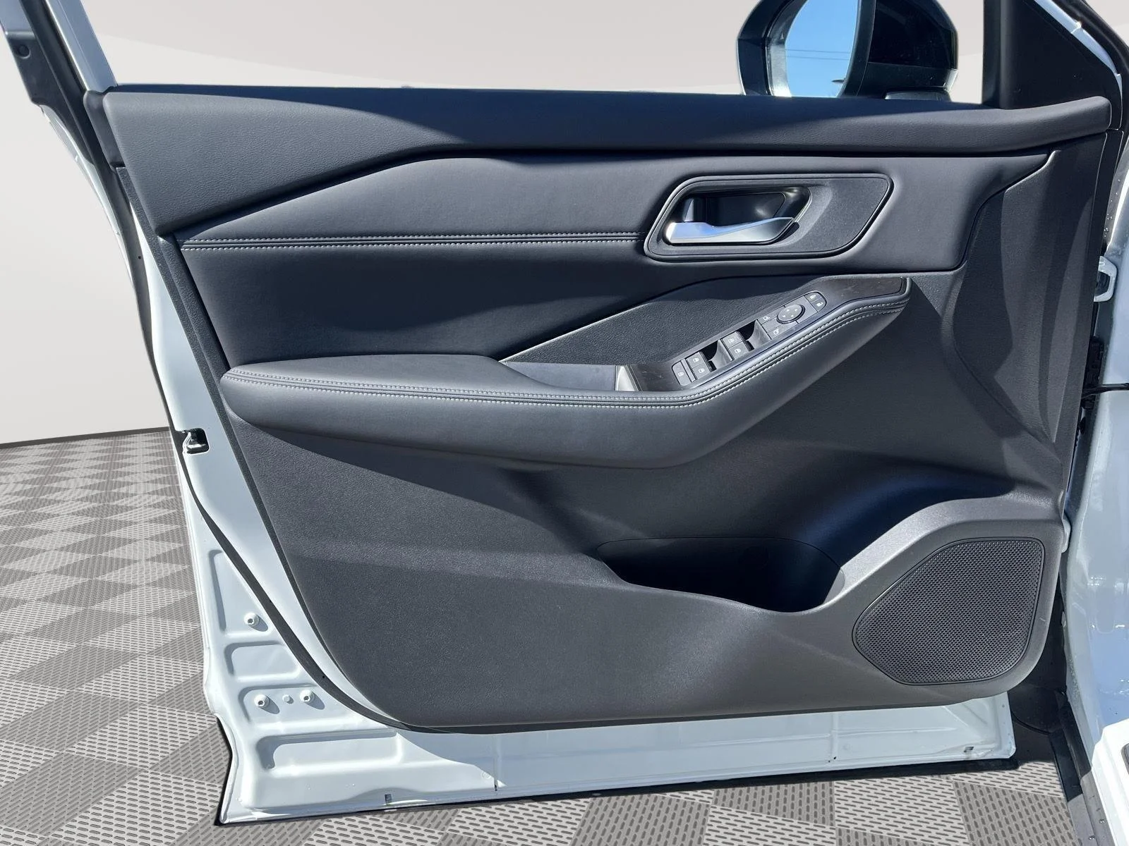 New 2026 Everest White Pearl TriCoat Nissan Dark Armor™ image 18