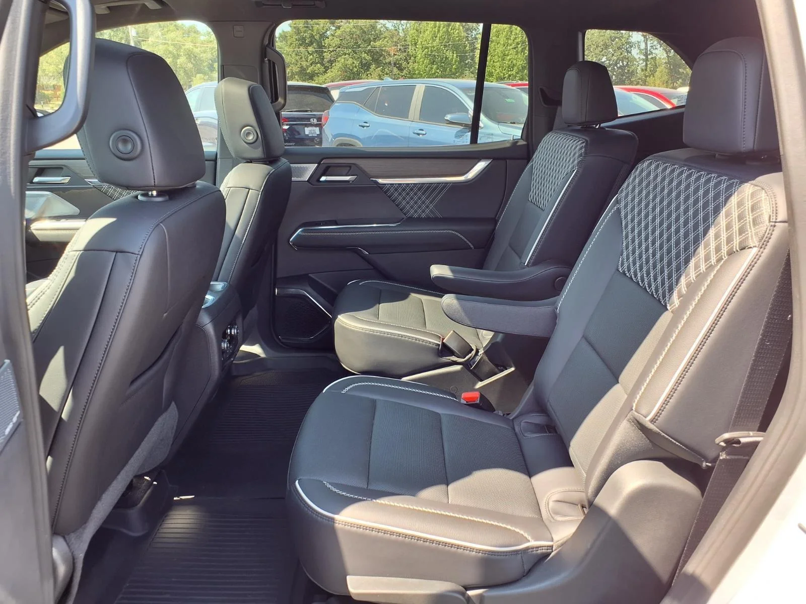 Used 2024 White Frost Tricoat GMC FWD Denali image 20