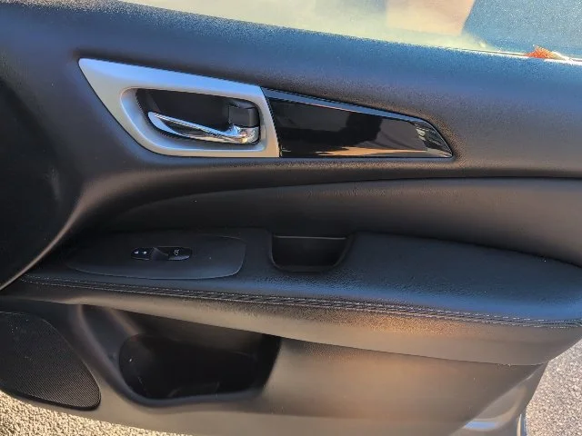 Used 2020  Nissan SV image 11