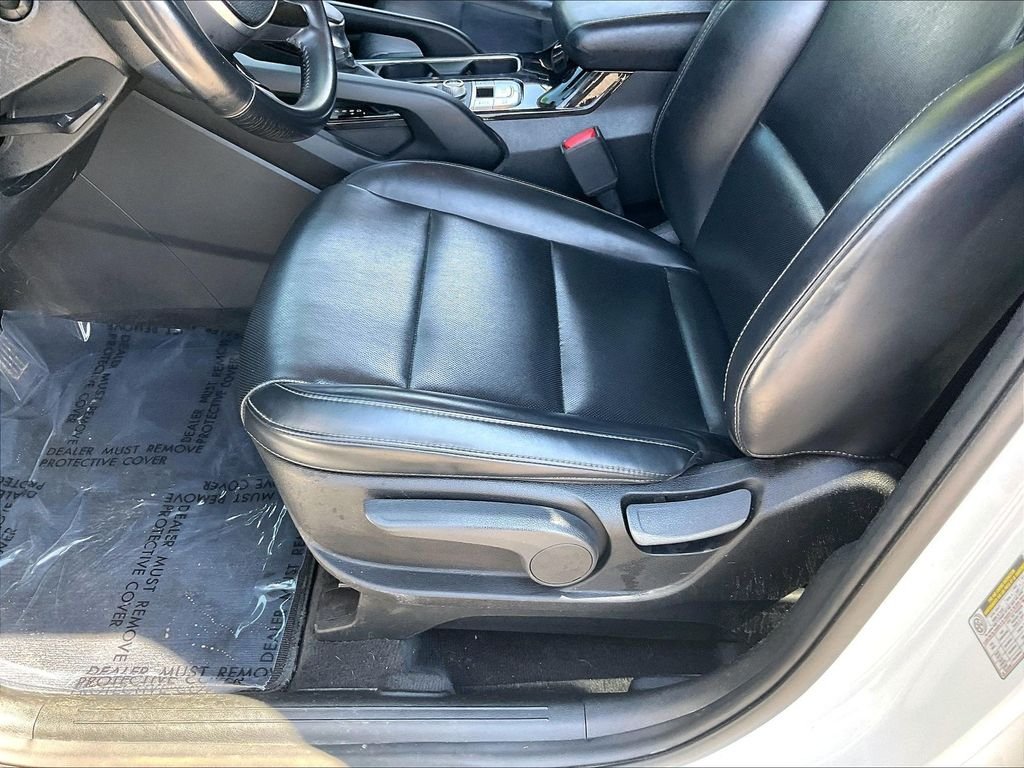 Used 2020 Snow White Pearl Kia LX image 35