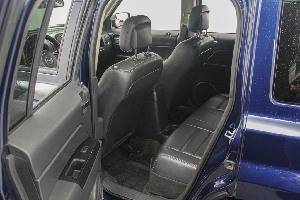 Used 2017 Blue Jeep Latitude image 22