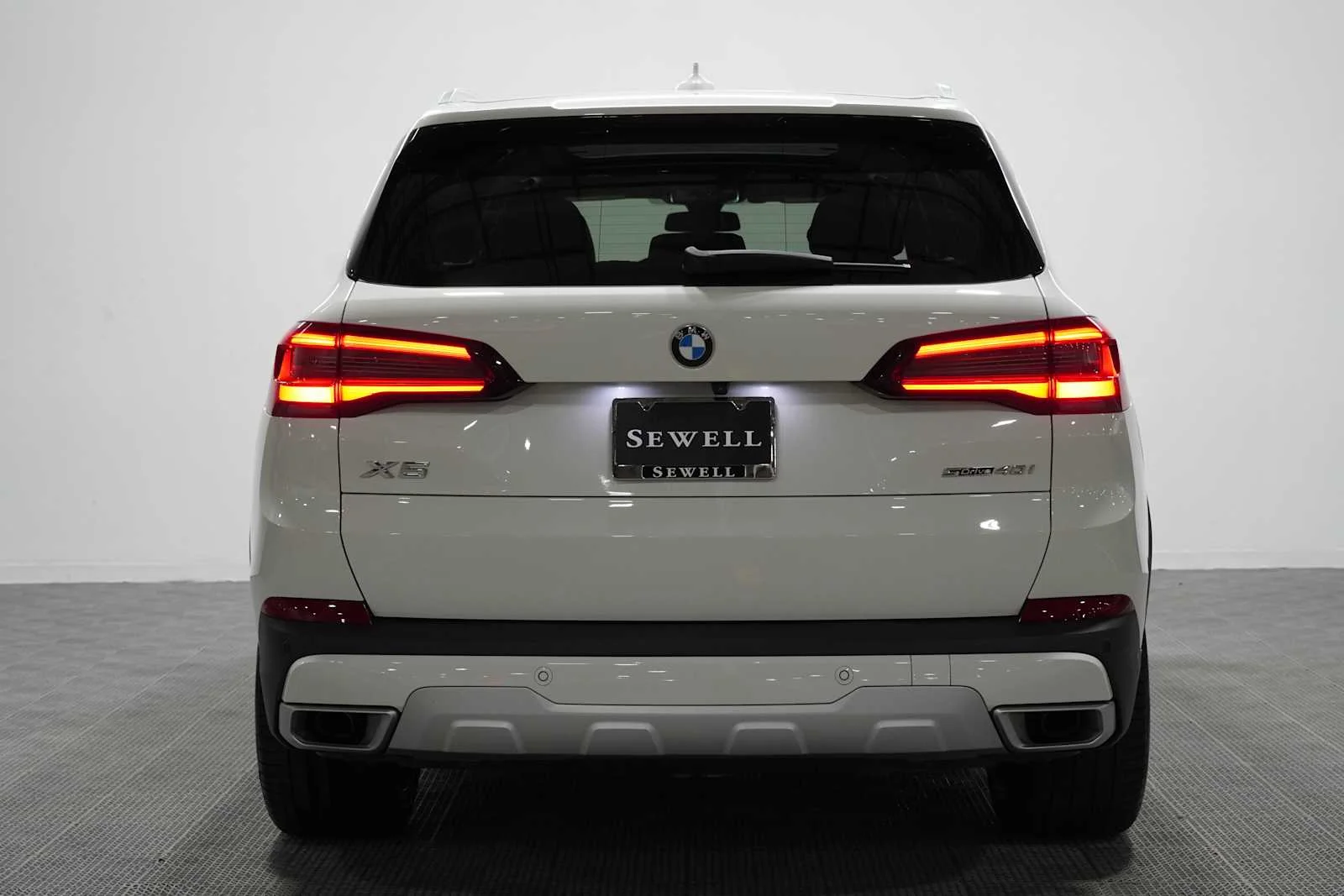 Certified Used 2023 Alpine White BMW sDrive40i image 5