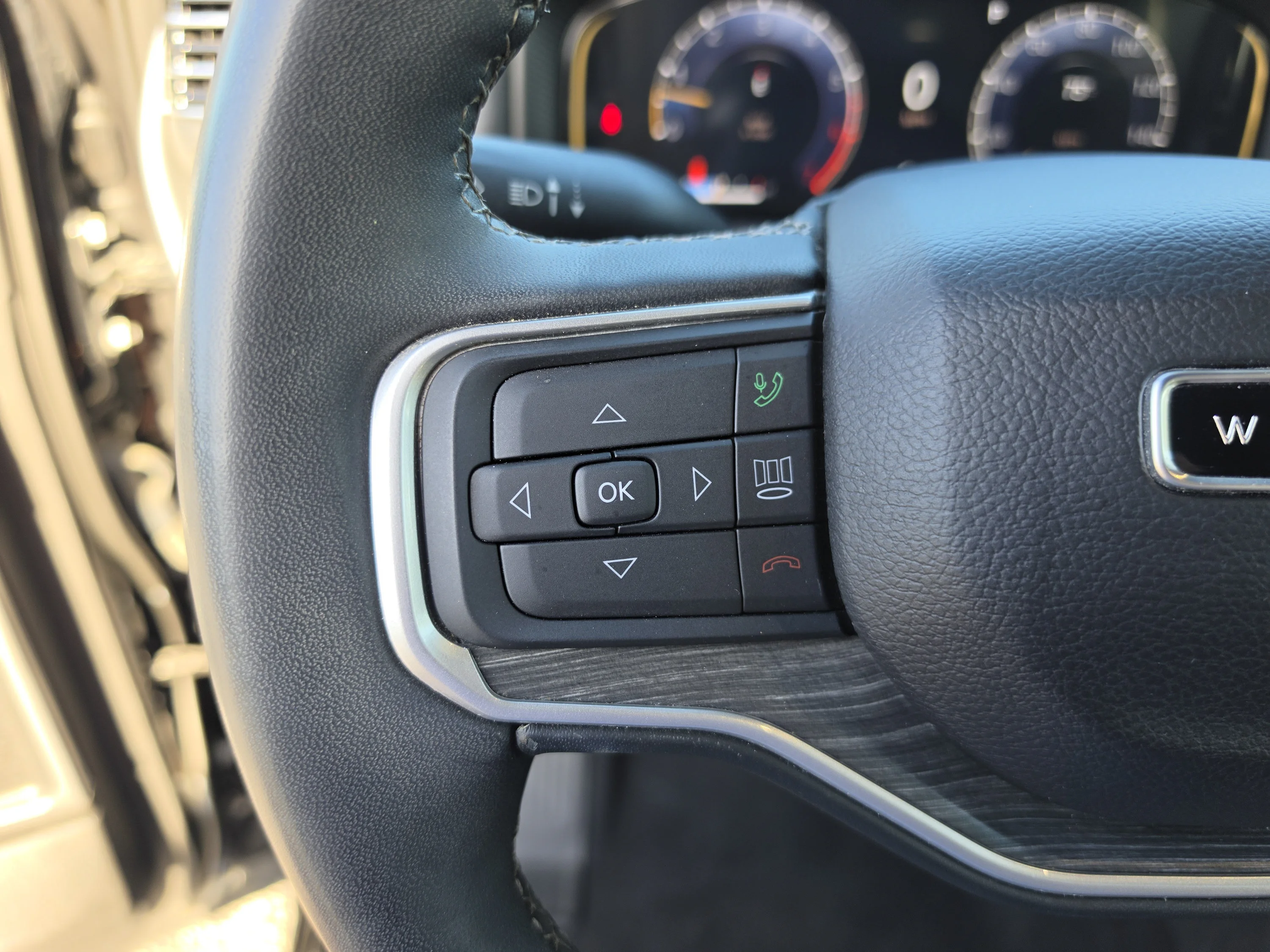 Used 2024 Diamond Black Crystal Pearlcoat Jeep Series II image 35