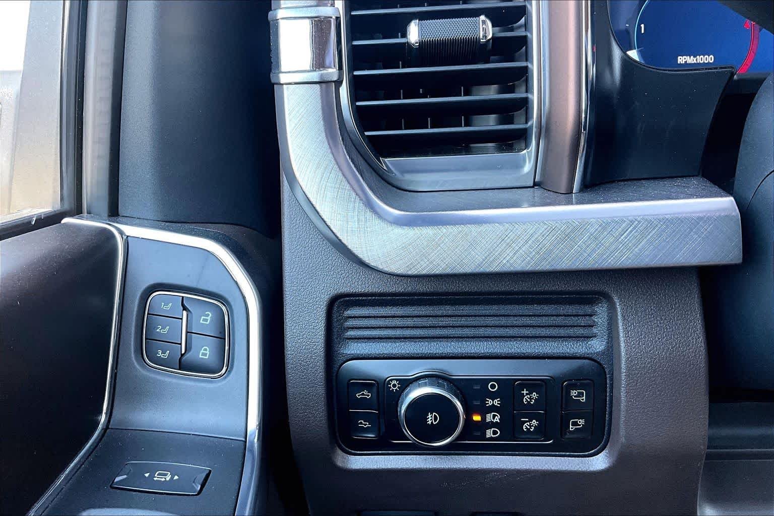 Used 2025 Star White Metallic Tri-Coat/Darkened Bronze Ford King Ranch image 36