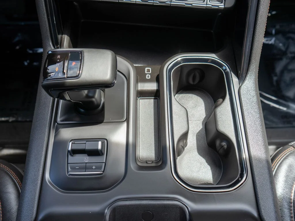 Used 2025 White GMC AT4 image 30