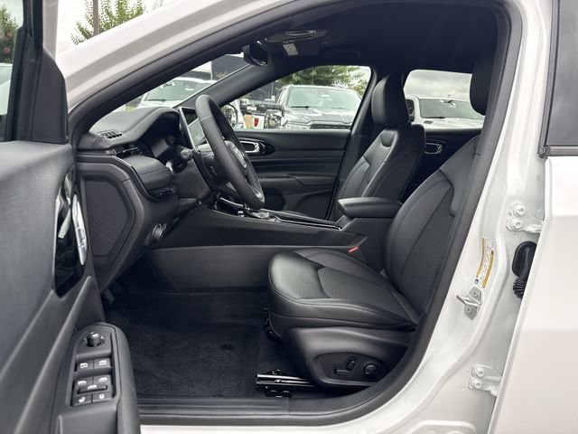 New 2026 White/off-white Jeep Latitude image 9