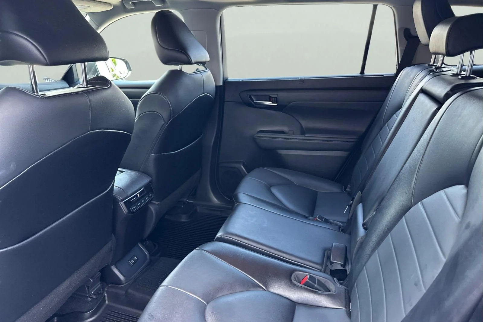 Used 2021  Toyota XLE image 5