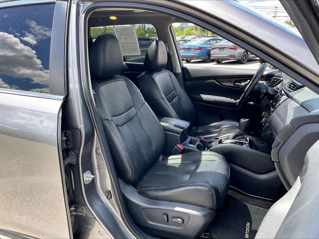 Used 2019 Gun Metallic Nissan SL image 10