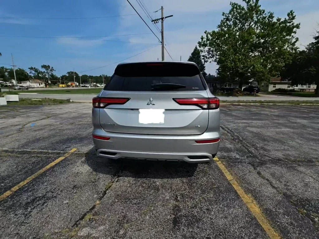 Used 2024 Silver Mitsubishi SE Black Edition w/Pano Roof image 4