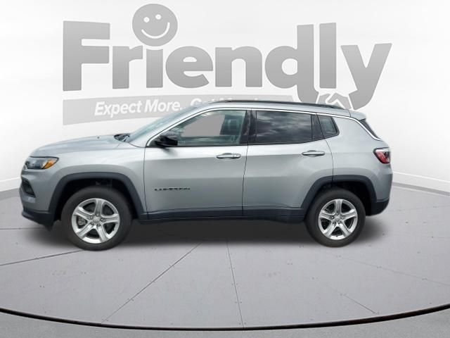 Used 2023 Silver Jeep Latitude image 2