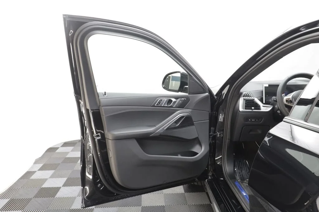New 2027 BLACK SAPPHIRE BMW xDrive40i image 6