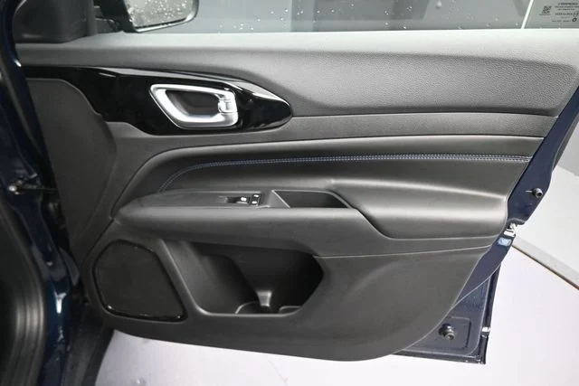 New 2026 Fathom Blue Pearl-Coat Exterior Paint Jeep Latitude image 20