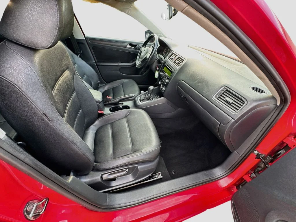 Used 2012 Red Volkswagen 2.5L SE image 31
