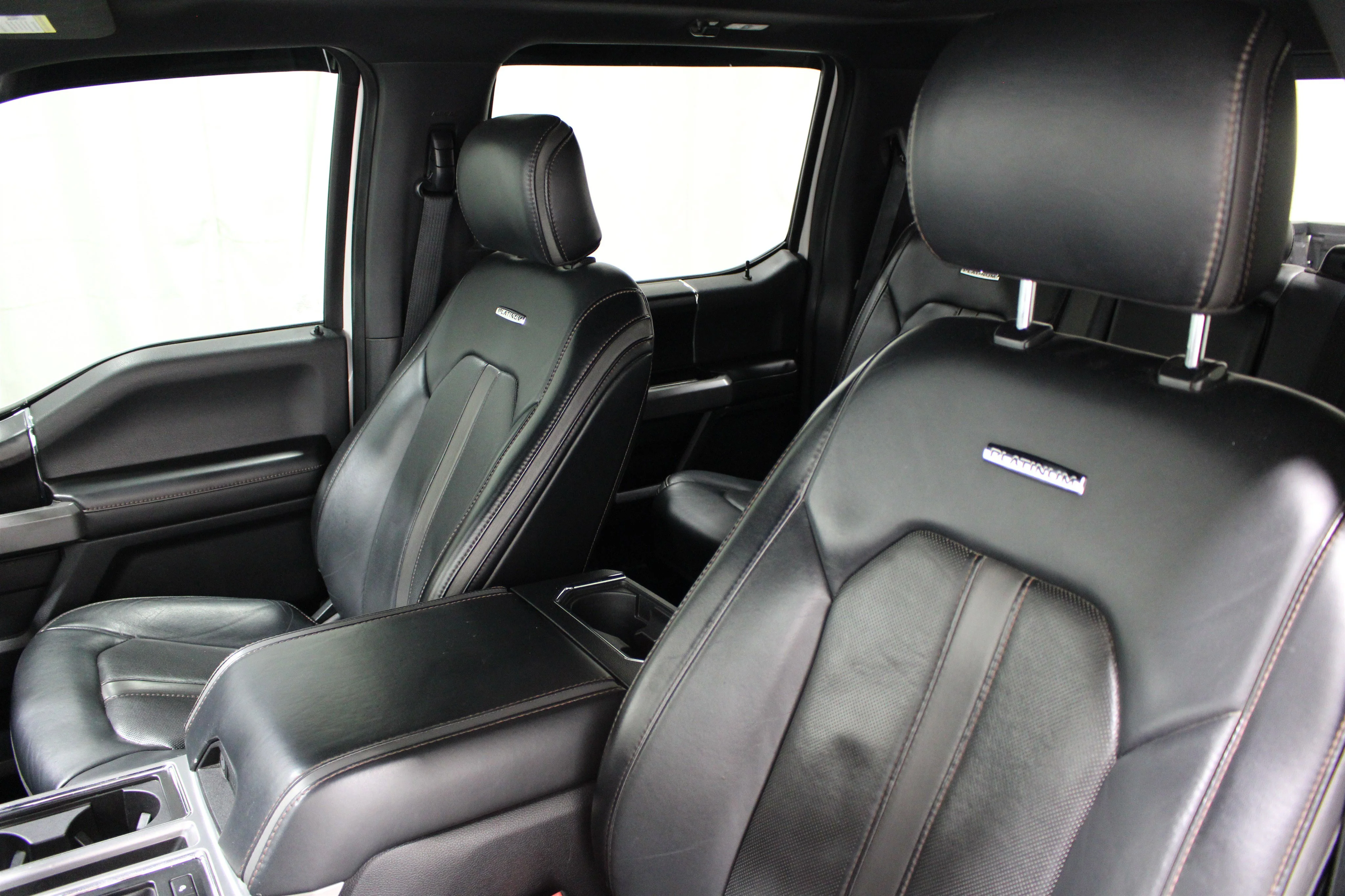 Used 2019 White Platinum Metallic Tri-Coat Ford Platinum image 4