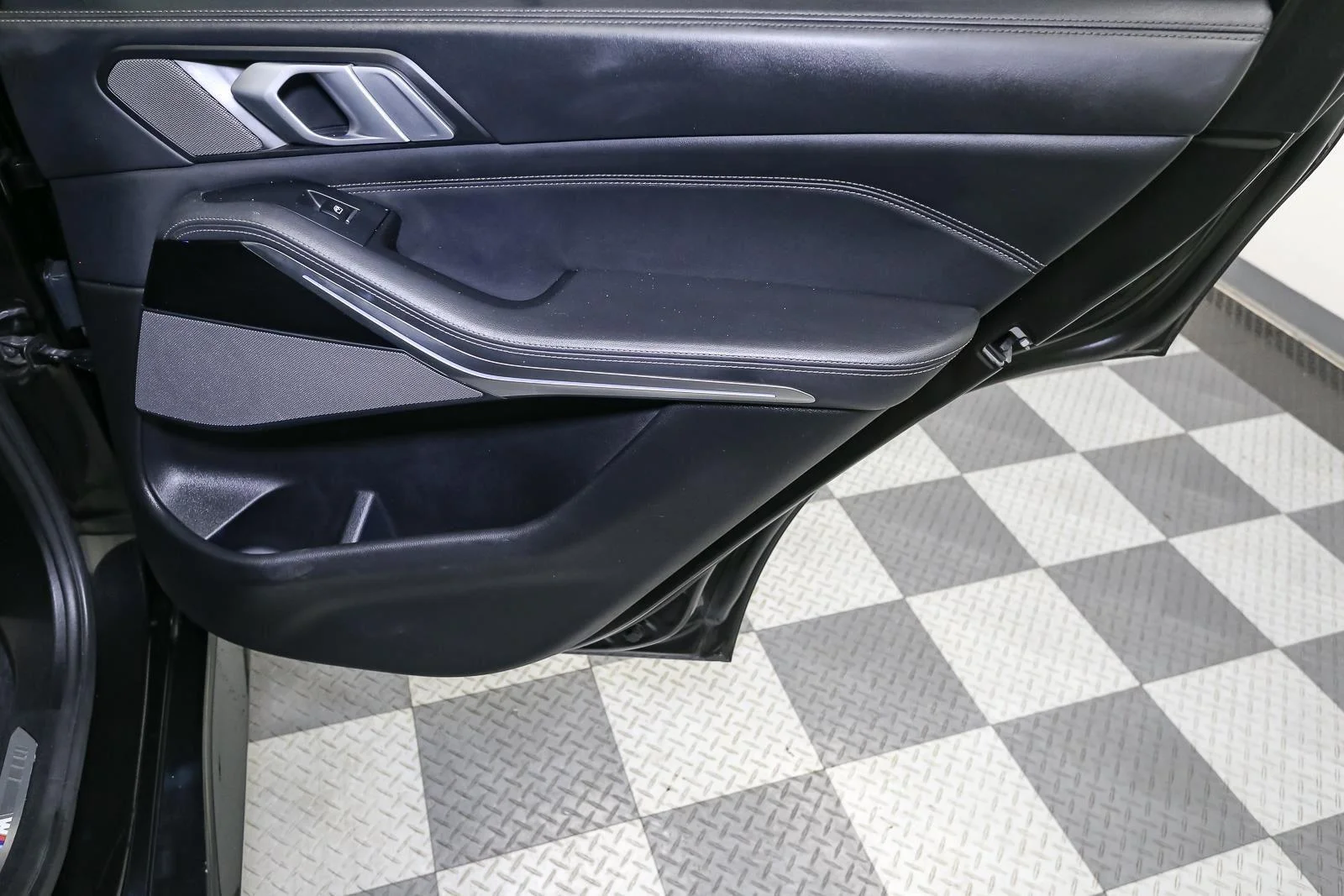 Used 2019 Black Sapphire Metallic BMW xDrive50i image 25