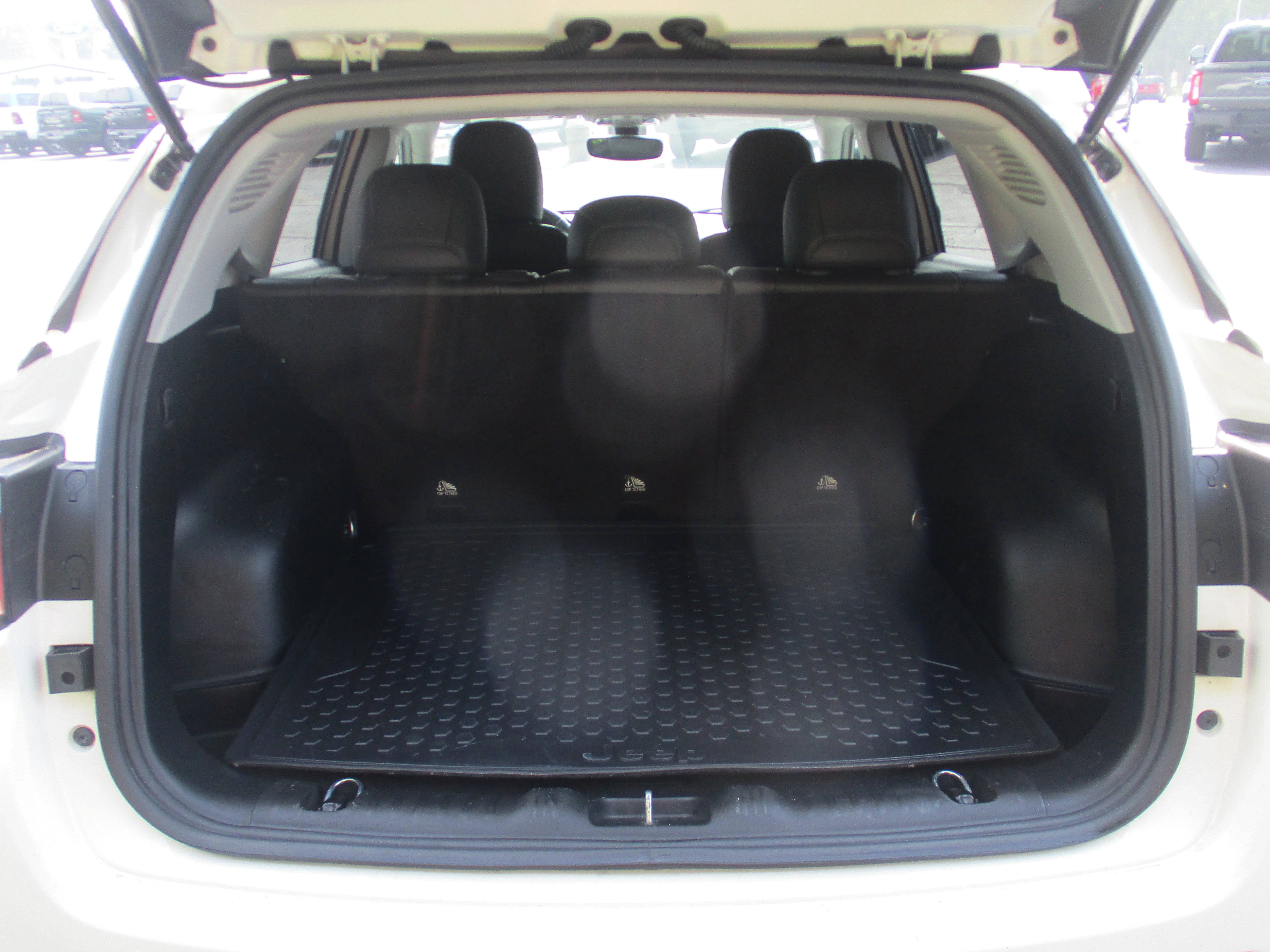 Used 2020 White Clearcoat Jeep Latitude image 44