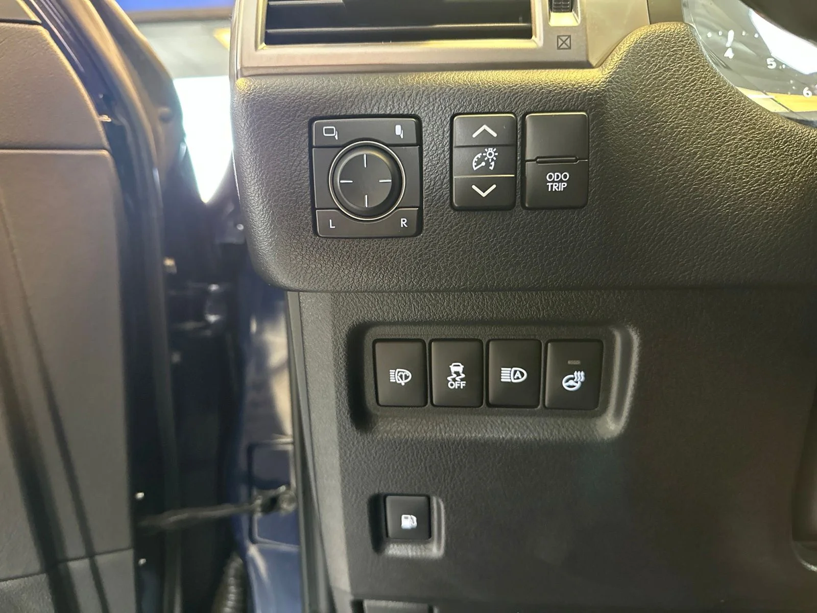 Used 2022  Lexus 460 image 21