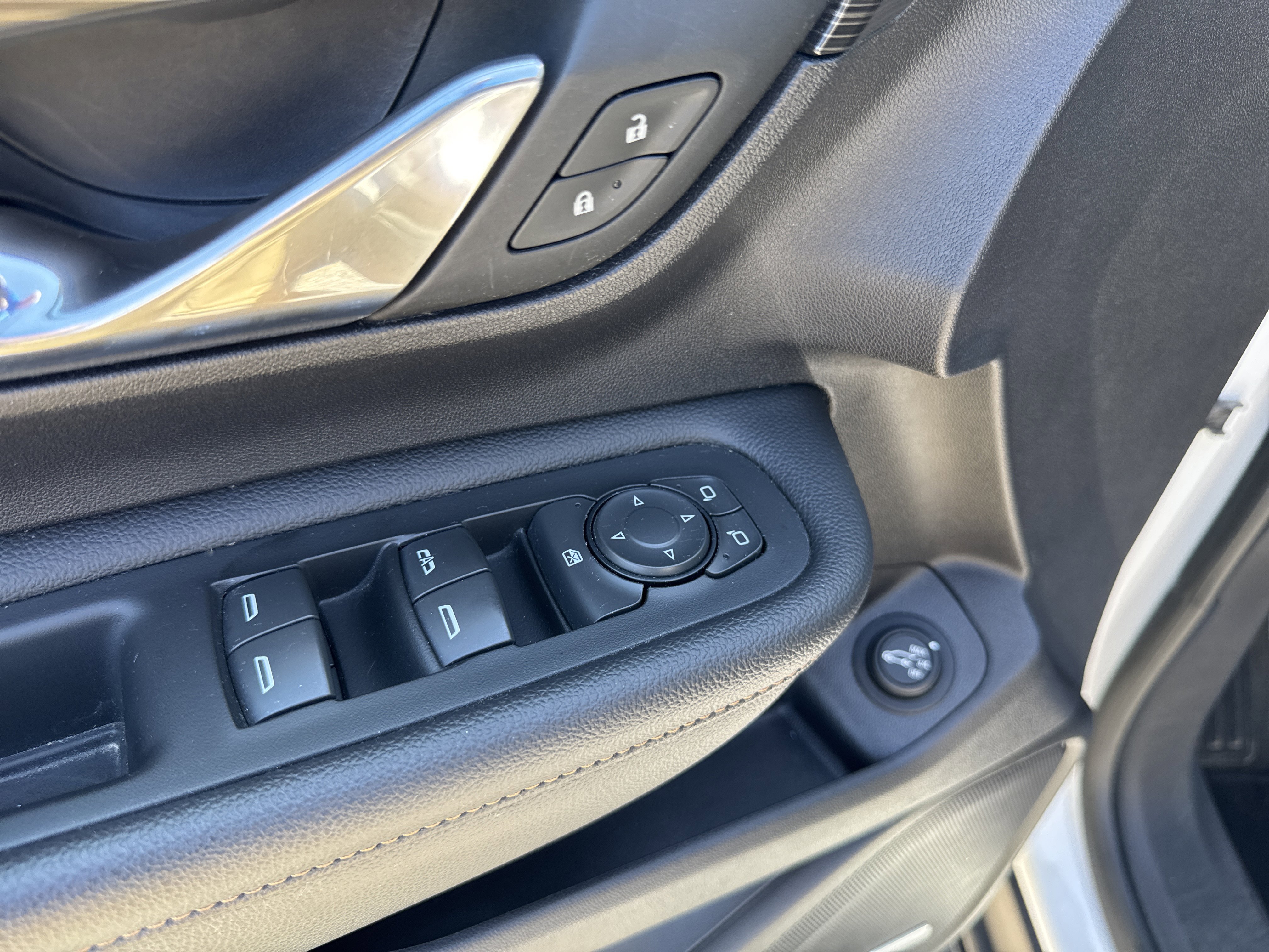 Used 2018 Summit White GMC SLT Diesel image 17