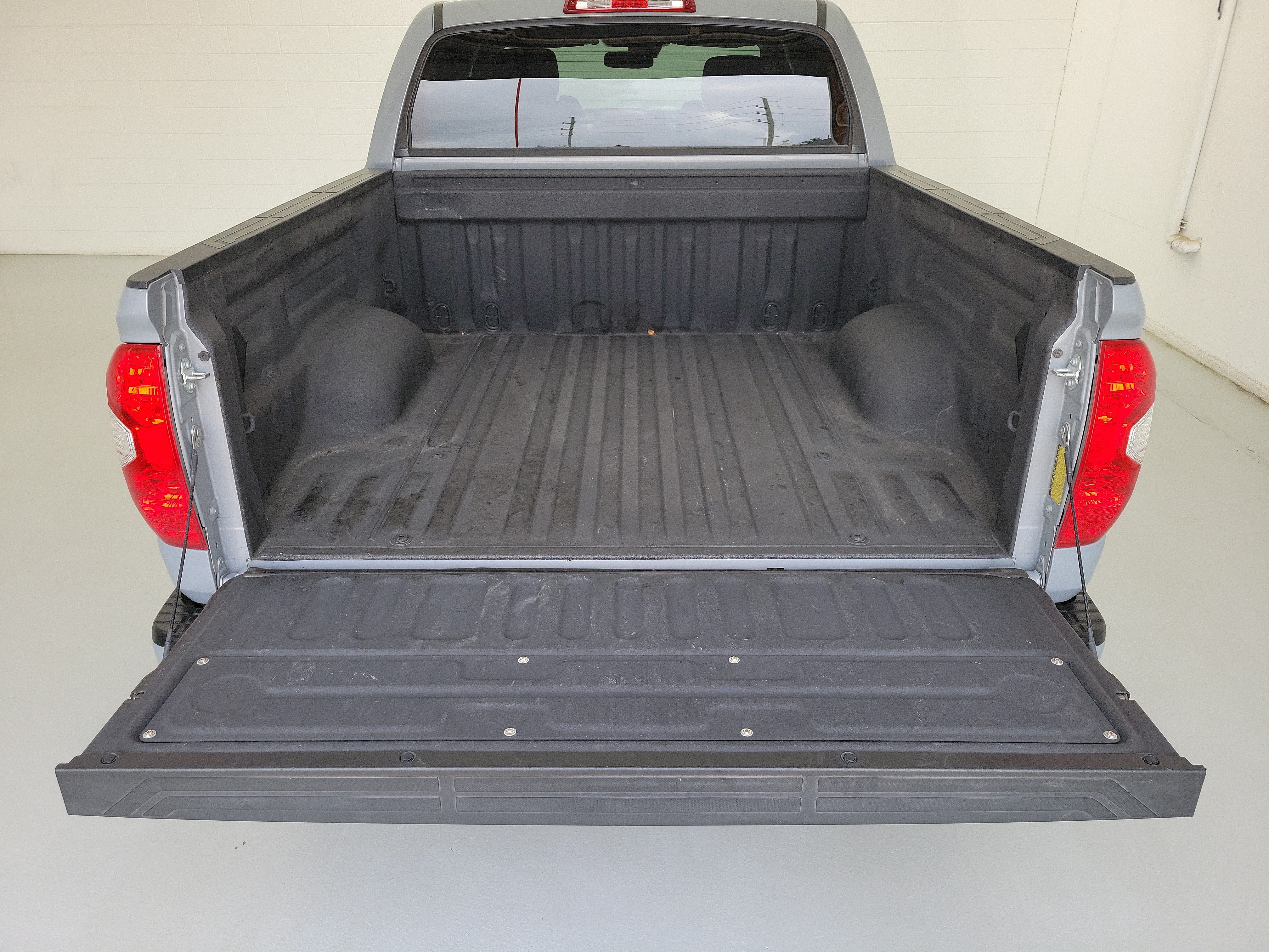 Used 2021 Cement Toyota SR5 image 9
