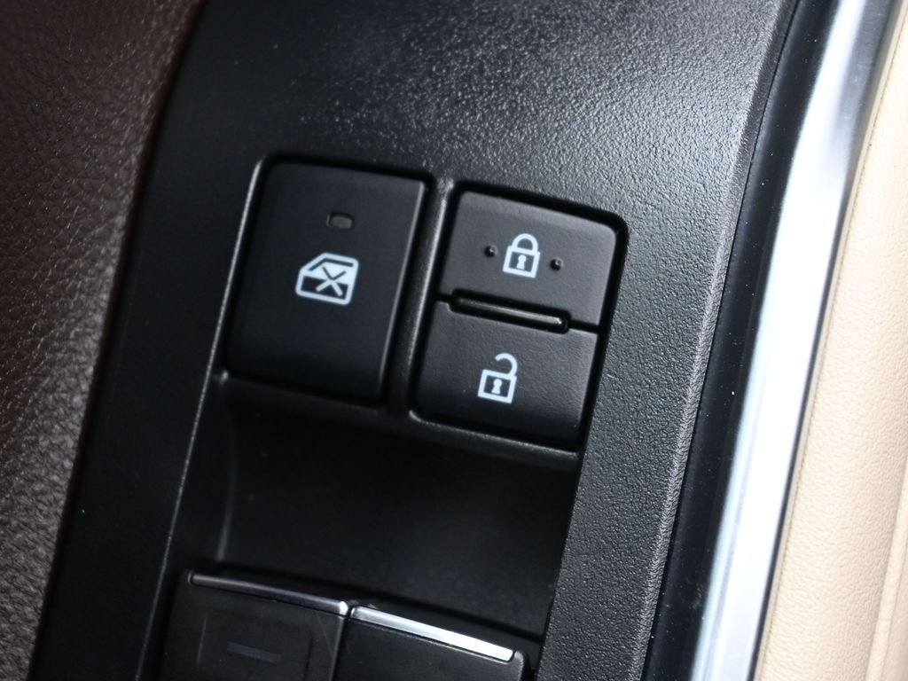 Used 2022  Toyota Limited image 13