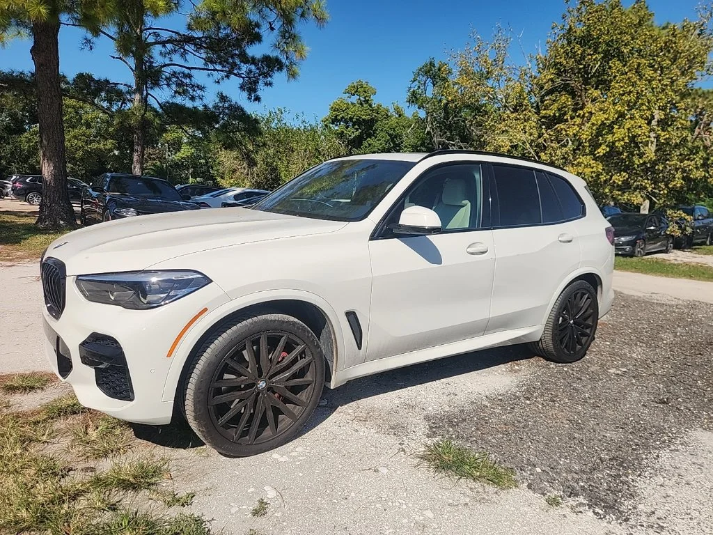 Used 2022 Alpine White BMW sDrive40i image 1