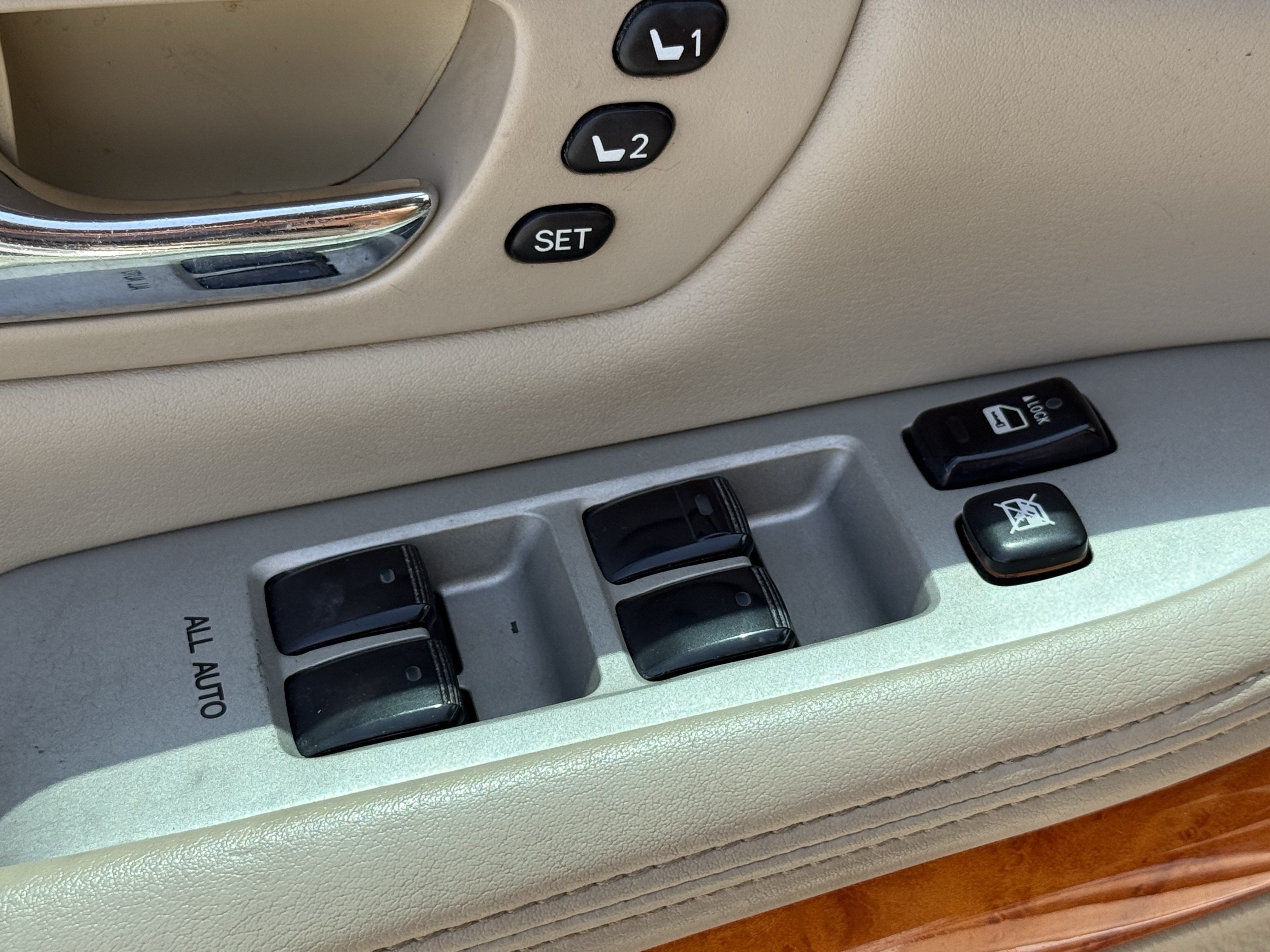 Used 2008 White Lexus  image 25