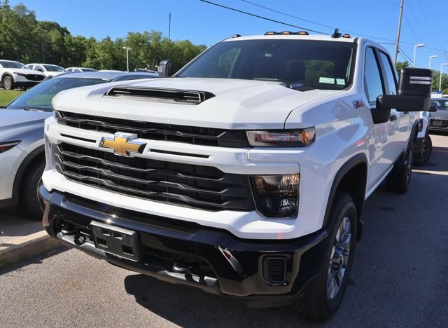 Used 2025 White Chevrolet Custom image 2