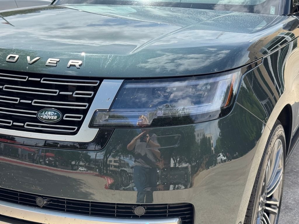 New 2026 Belgravia Green Metallic Land Rover SE image 4