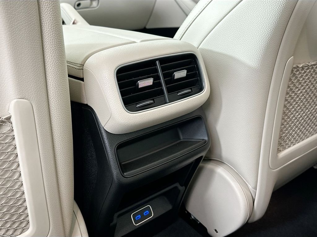 New 2026 MANUFAKTUR Moonlight White Metallic Mercedes-Benz GLE 450 image 27