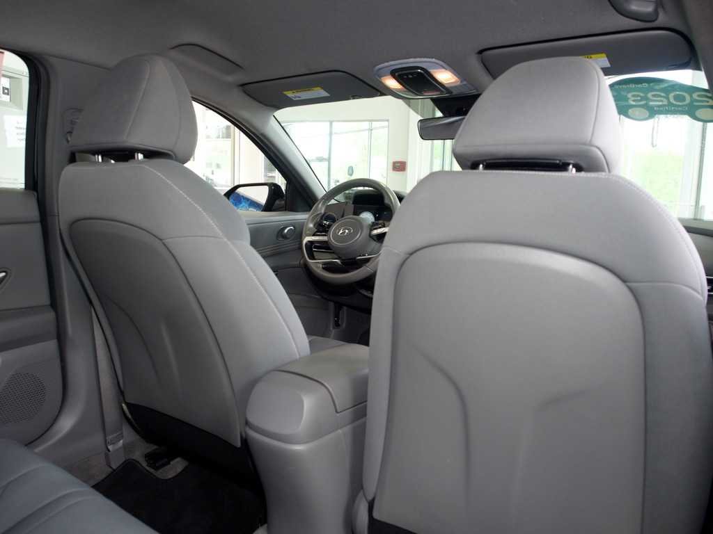 Used 2023 Black Hyundai SEL image 31