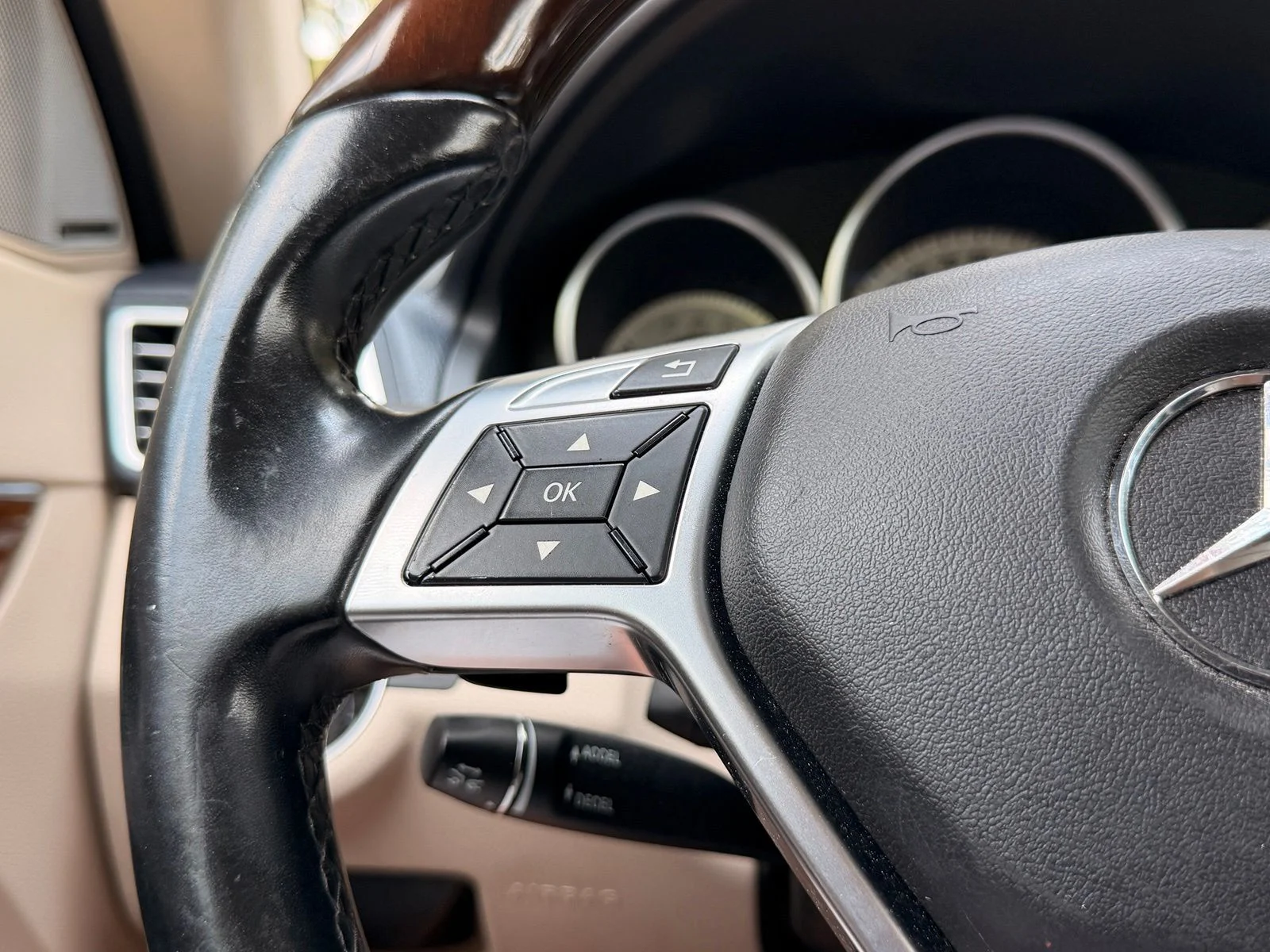 Used 2016 designo Diamond White Metallic Mercedes-Benz E 400 image 18