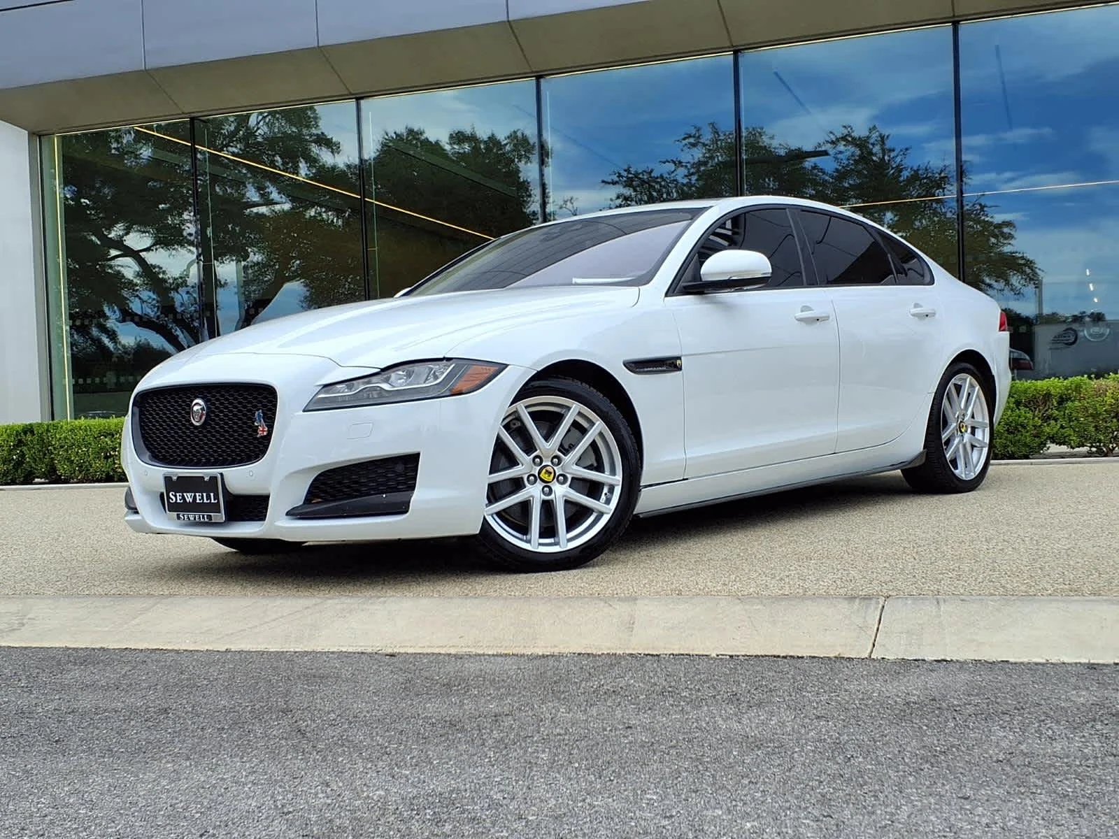 Used 2016 Polaris White Jaguar 35t Prestige image 1
