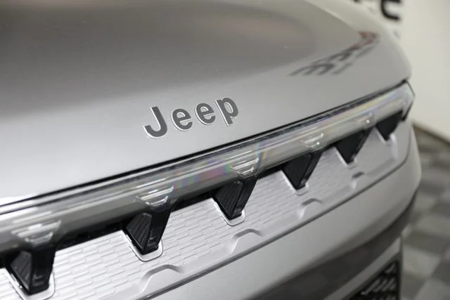 New 2026 Baltic-Gray Metallic Clear-Coat Exterior Paint Jeep Limited Altitude image 27