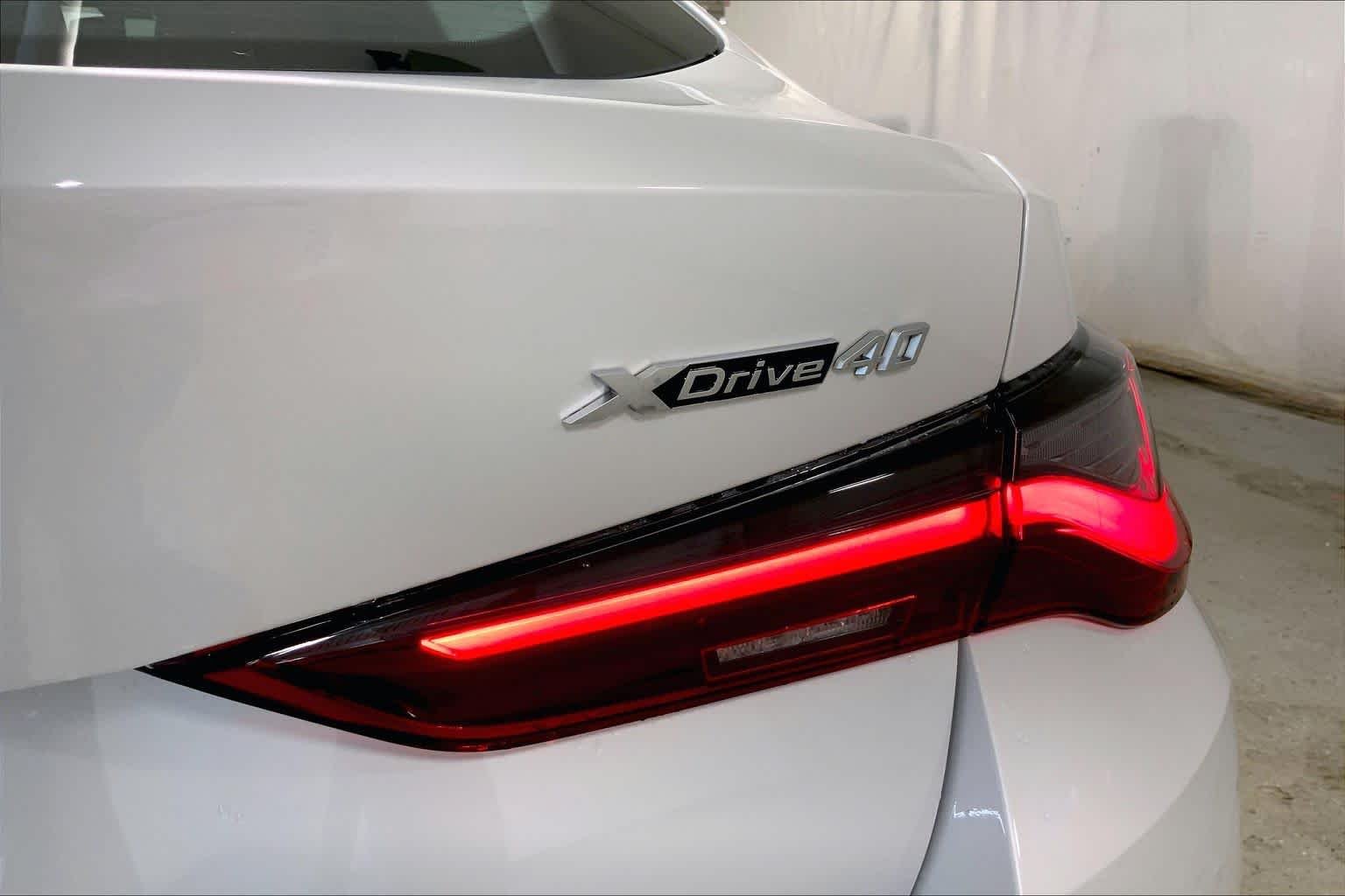 New 2026 Mineral White Metallic BMW xDrive40 image 15