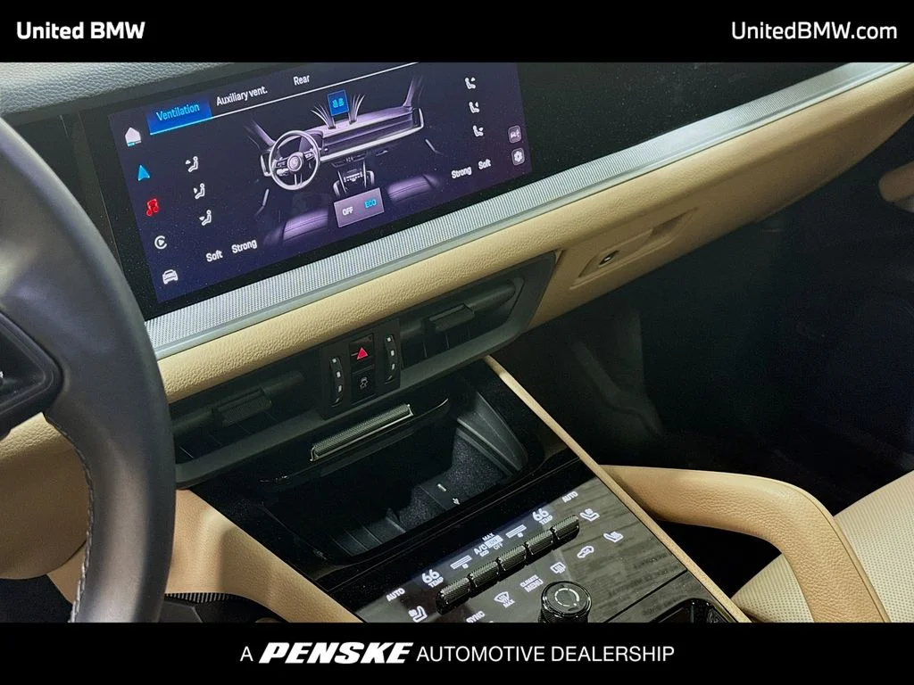 Used 2025  Porsche  image 11