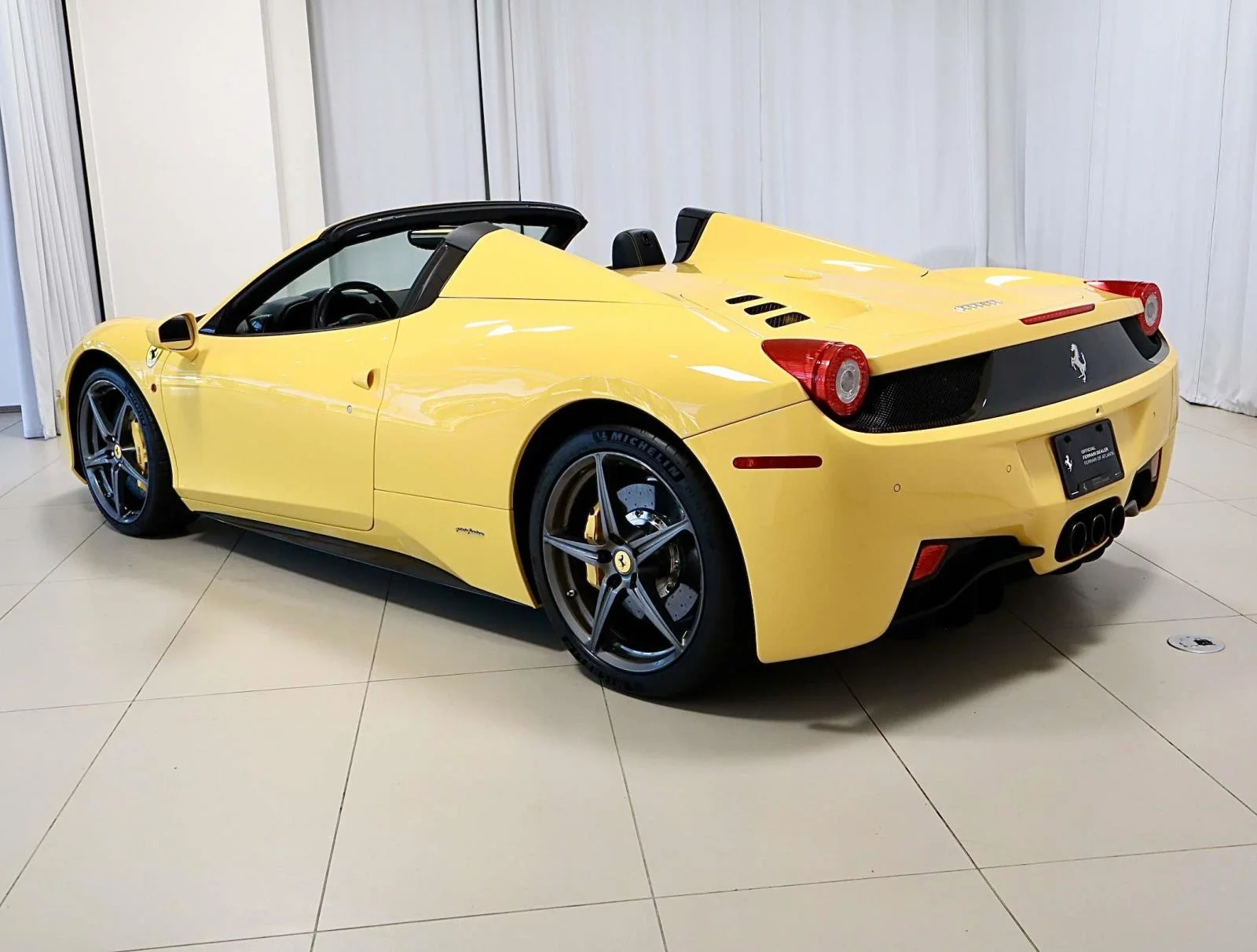 Used 2013 Giallo Modena Ferrari 2dr Conv image 3