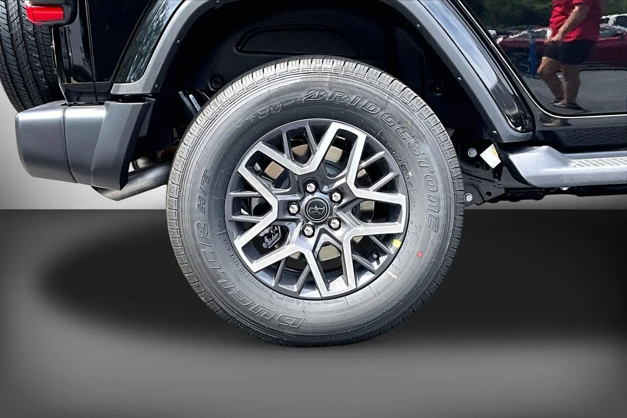 New 2026 Black Clear-Coat Exterior Paint Jeep Sahara image 33