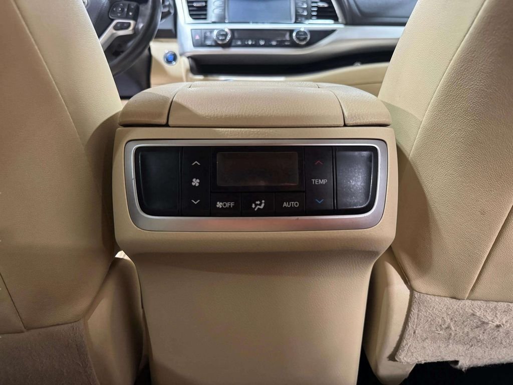Used 2019 White Toyota XLE image 21