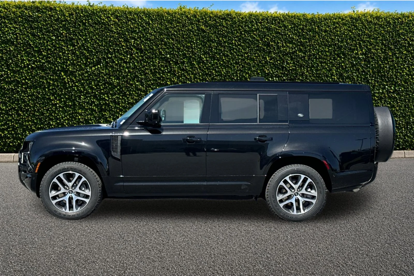 New 2024 Santorini Black Land Rover X-Dynamic SE image 3