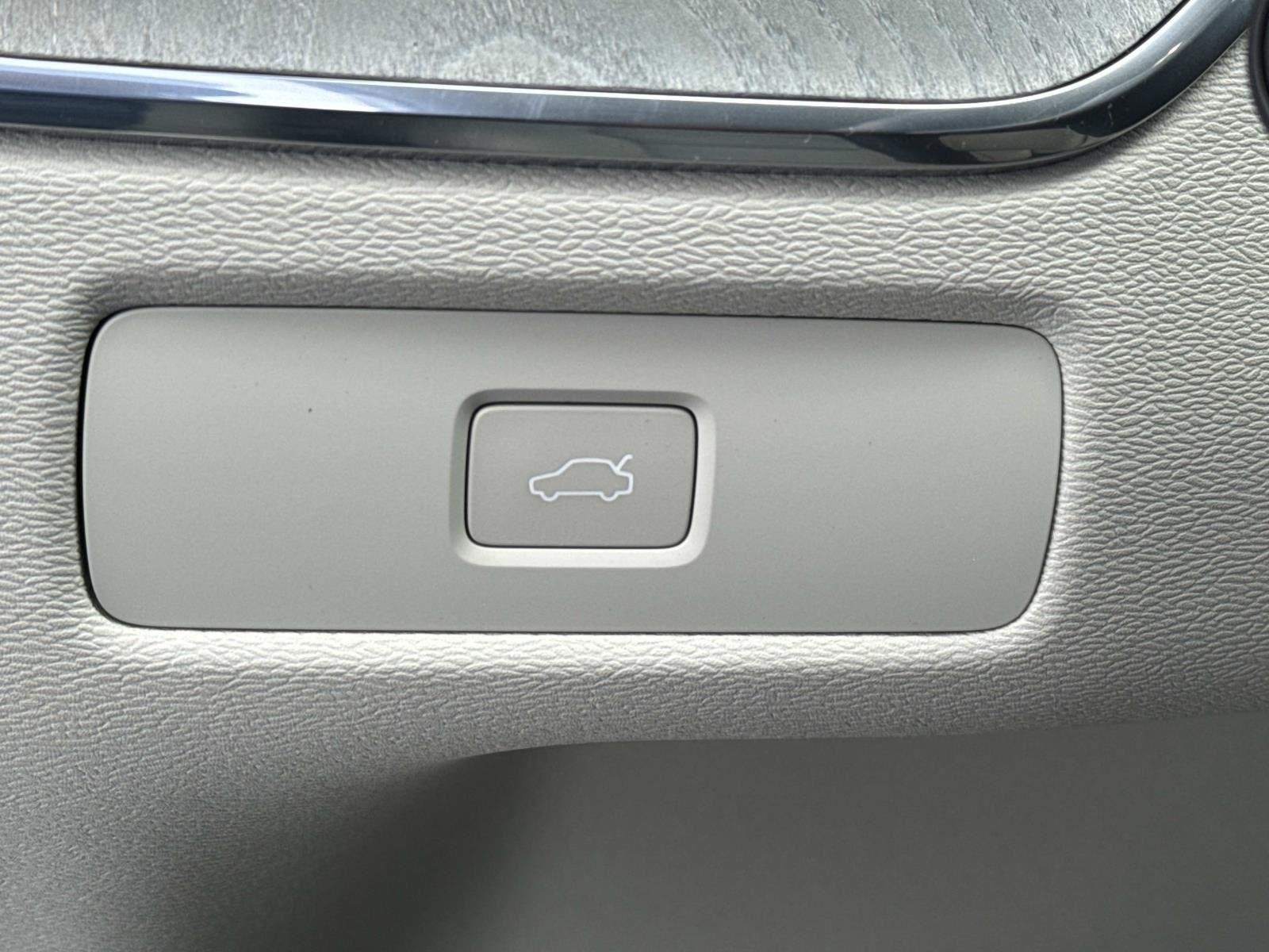 Used 2024 Vapour Grey Metallic Volvo Plus Dark Theme image 20