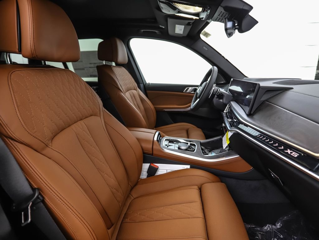 New 2026 Black Sapphire Metallic BMW xDrive50e image 31