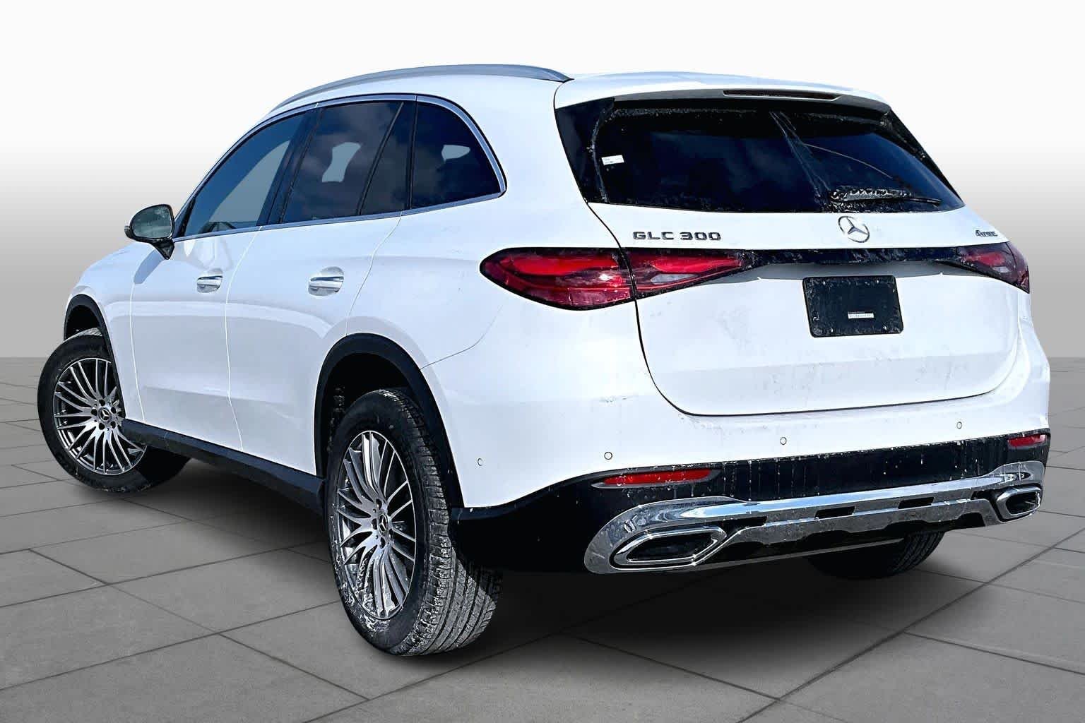 New 2026 MANUFAKTUR Moonlight White Metallic Mercedes-Benz GLC 300 image 4