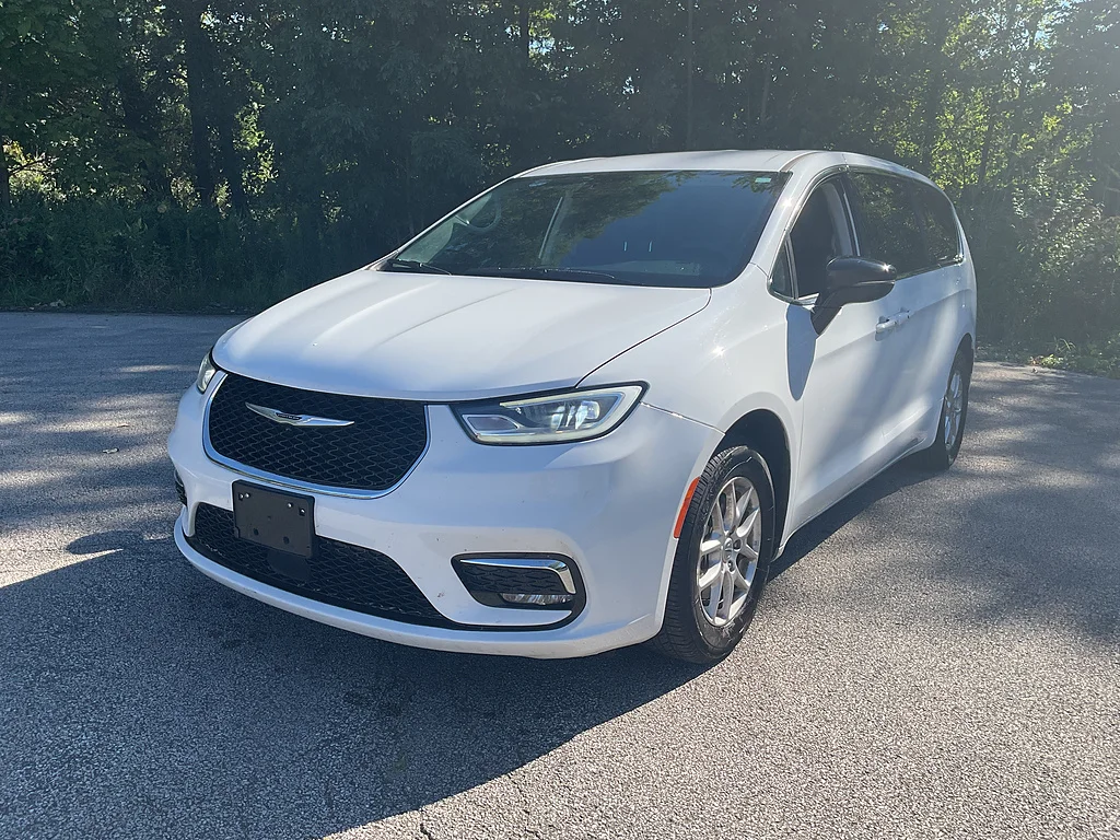 Used 2024 Bright White Clear Coat Chrysler Touring L image 3