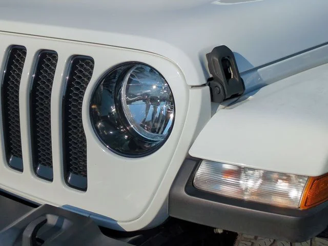 Used 2021 White Jeep Unlimited Sahara Altitude image 9