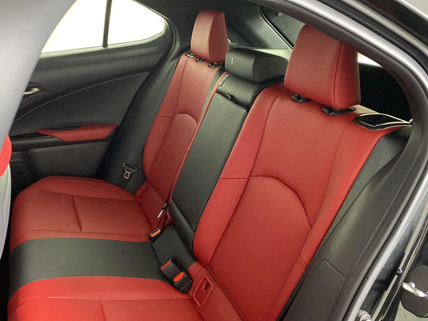 Used 2019  Lexus UX 250h F SPORT image 4