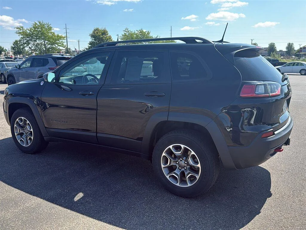 Used 2021 Diamond Black Crystal Pearlcoat Jeep Trailhawk image 3