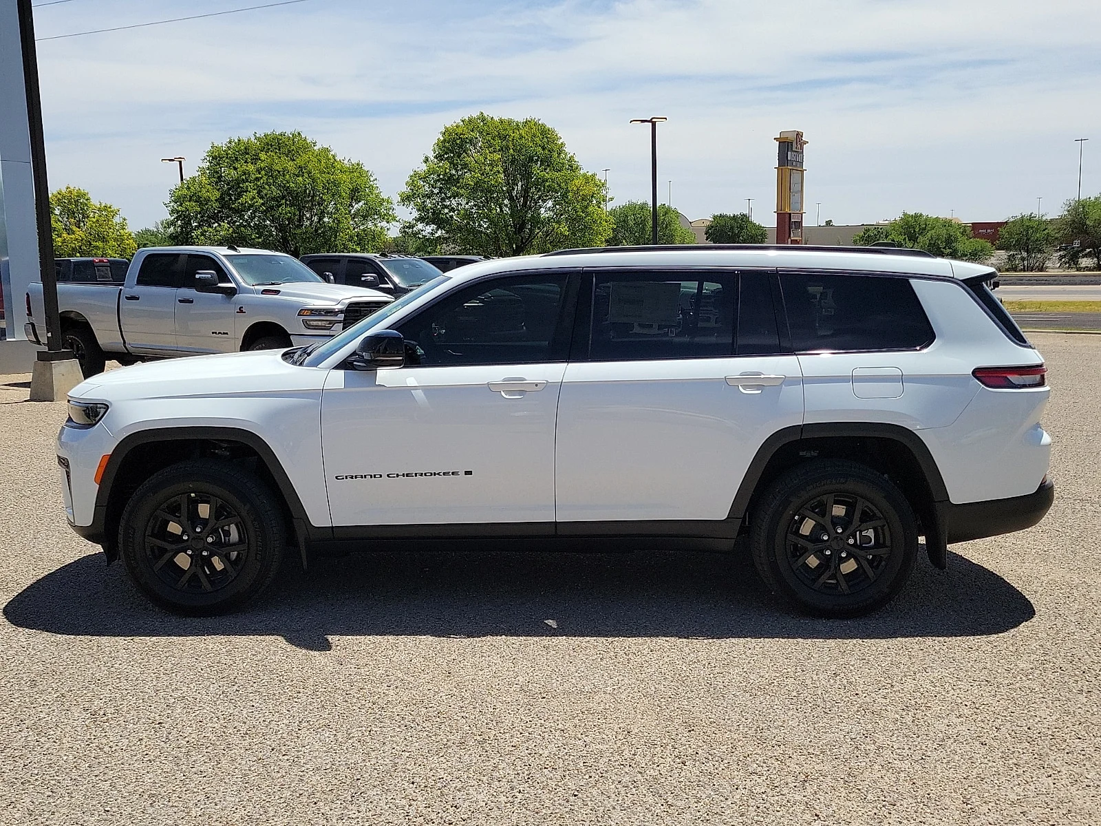 New 2026 PW7 Bright Whit Jeep L LAREDO ALTITUDE 4X4 image 2