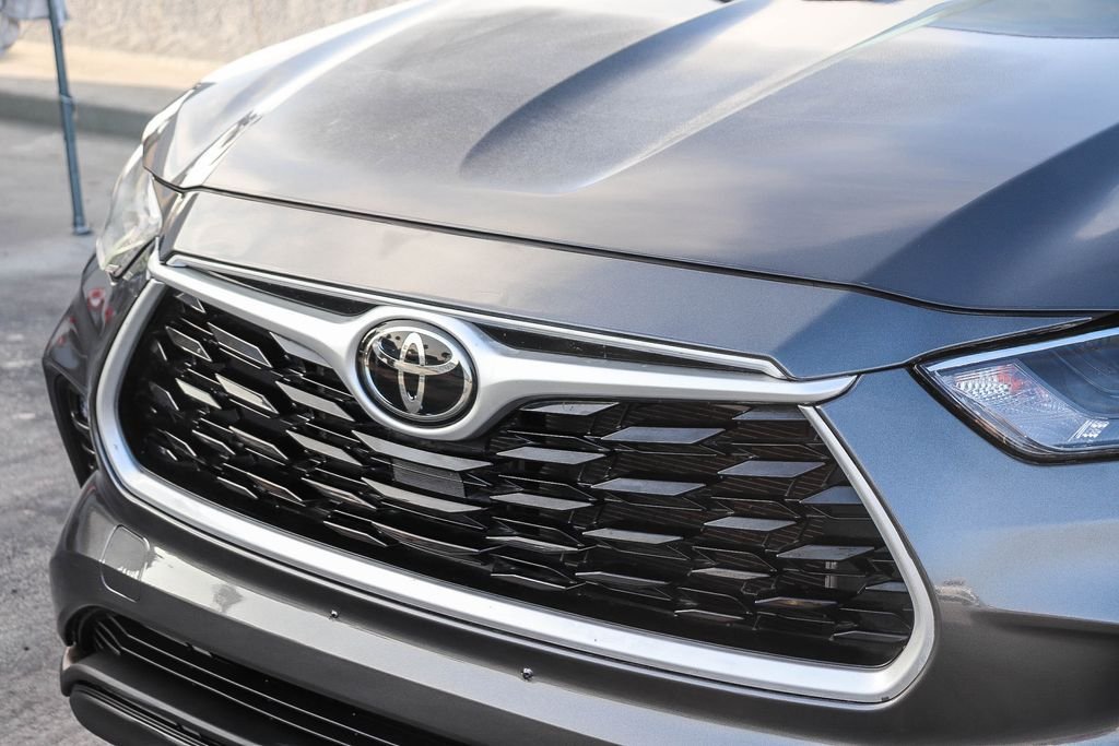 Used 2022 Magnetic Gray Metallic Toyota XLE image 6