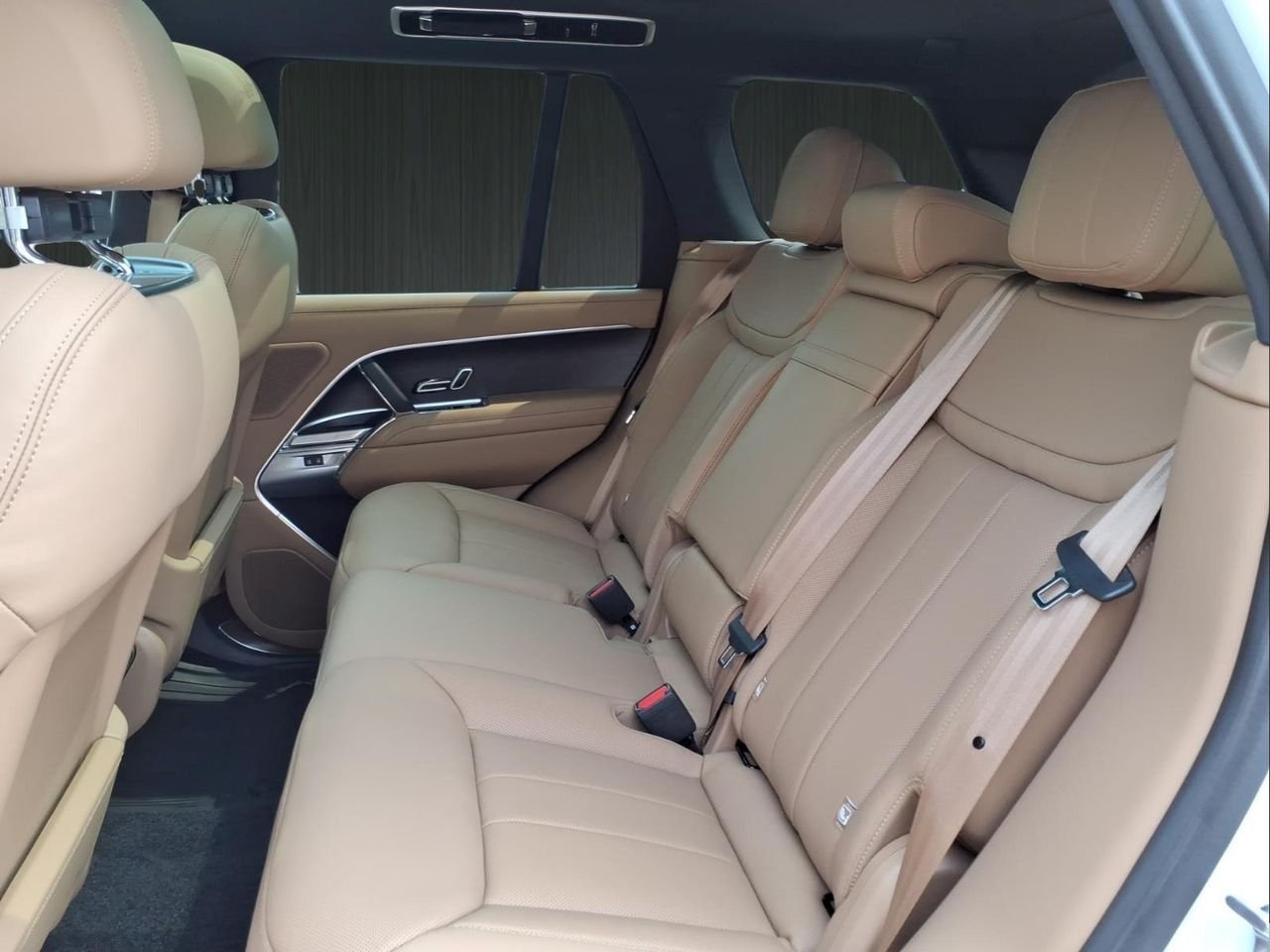 New 2026 Fuji White LAND ROVER SE image 4
